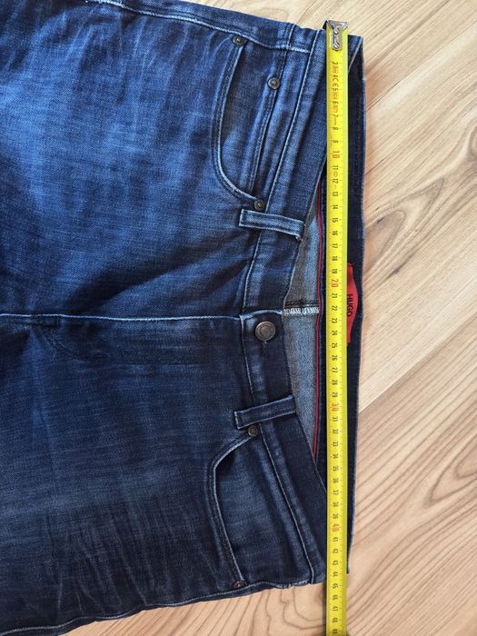 Мъжки дънки на Hugo Boss