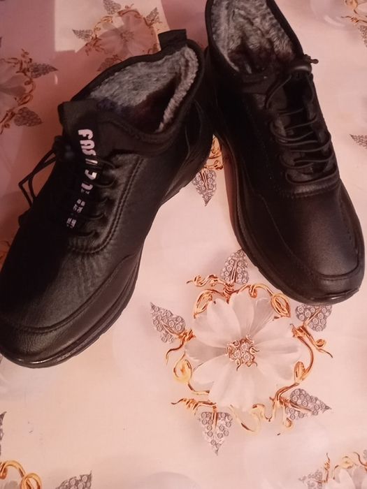 Продам новые кроссовки размер 40 39