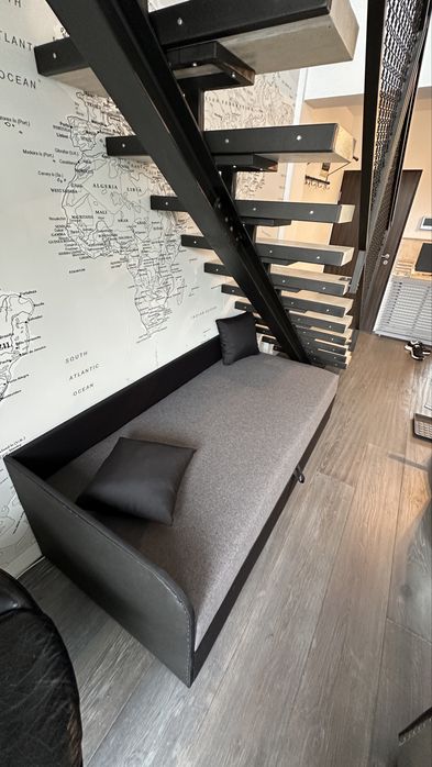 Canapea modernă 2-3 locuri – stil industrial, stare foarte bună