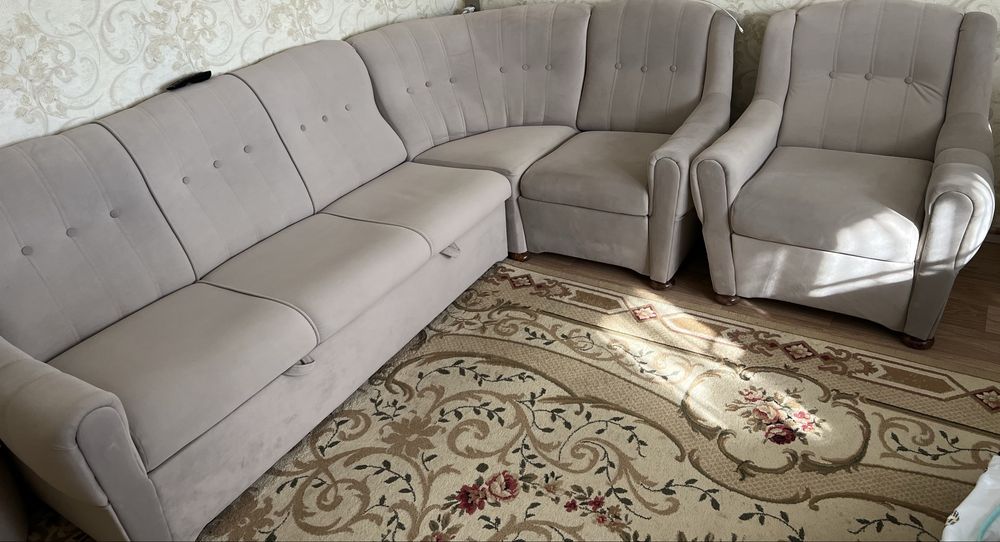 Продам диван,состояние как на фото,свежая перетяжка и обивка!