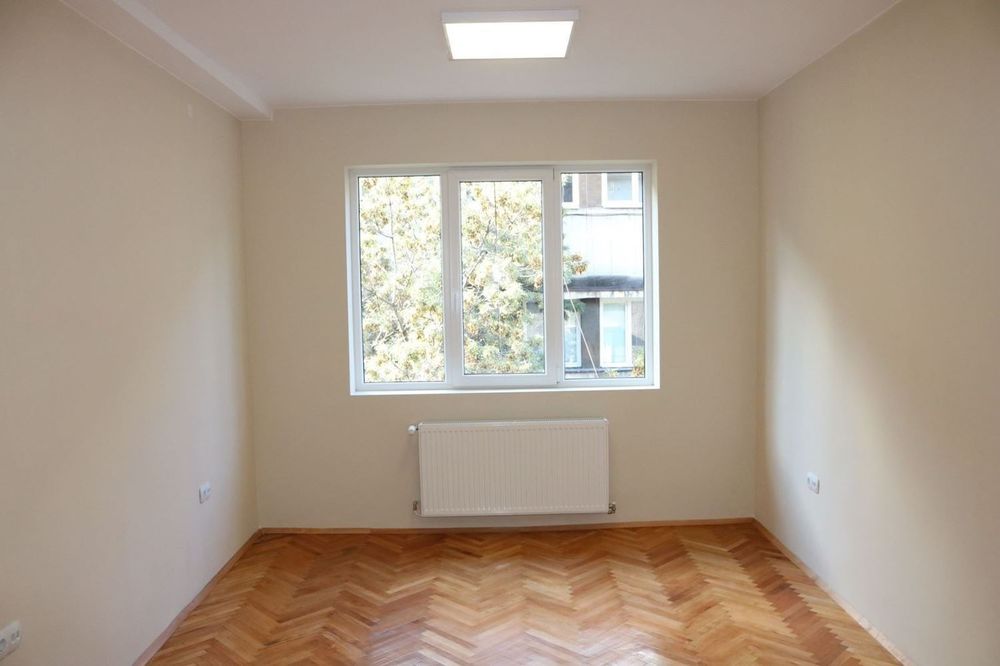 Офис до Народното събрание с паркомясто – 3 помещения, луксозен ремон