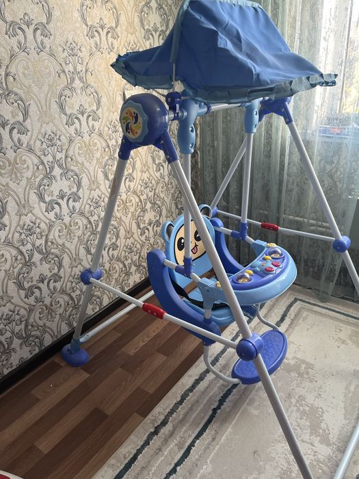 Детский качеля в хорошем состоянии