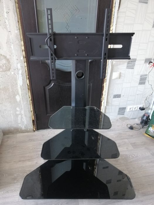 Стеклянная полка под телевизор.