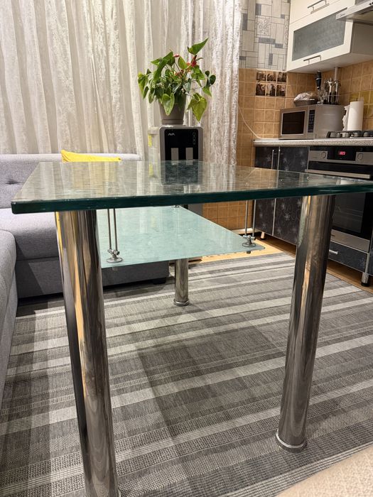 Кухонный стол, стеклянный