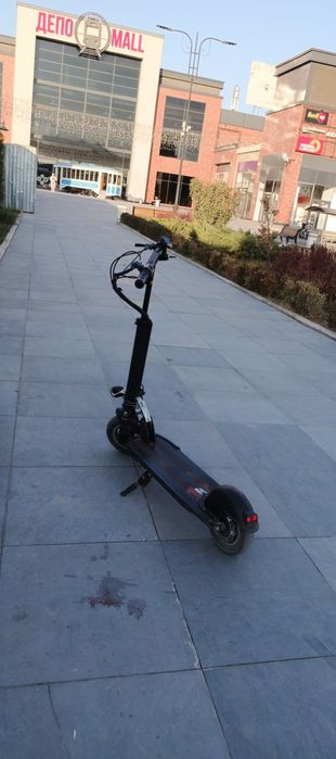 Продаю самакат khugo m4 в отличном состоянии работает отлично