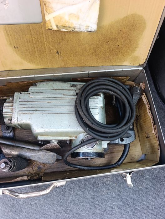 Здравейте продавам Къртач Hitachi H-65SC /15кг., 1240W