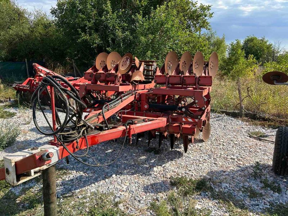 Продавам две дискови брани, торачка, култиватор, плуг и сечка