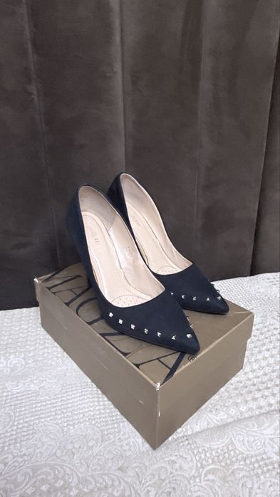 Туфли с шипами черного цвета