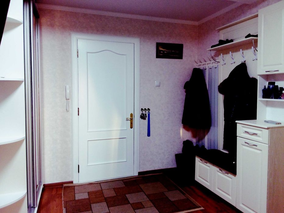Продается двух комнатная кв. 60кв. Центр.