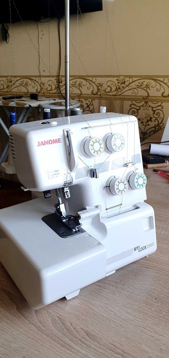 Оверлок Janome 204D в упаковке