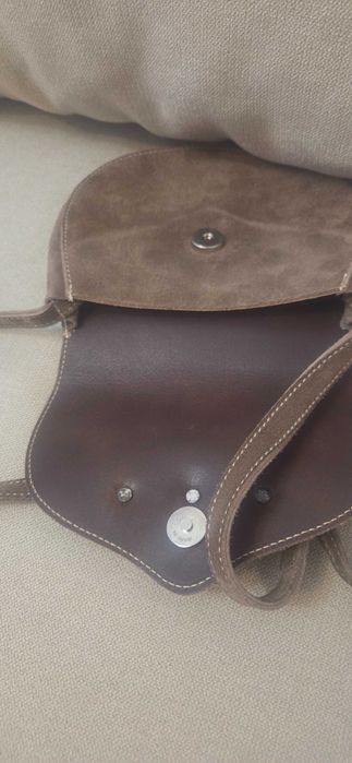 Geanta marime mica din piele intoarsa,culoare maro,stare foarte buna