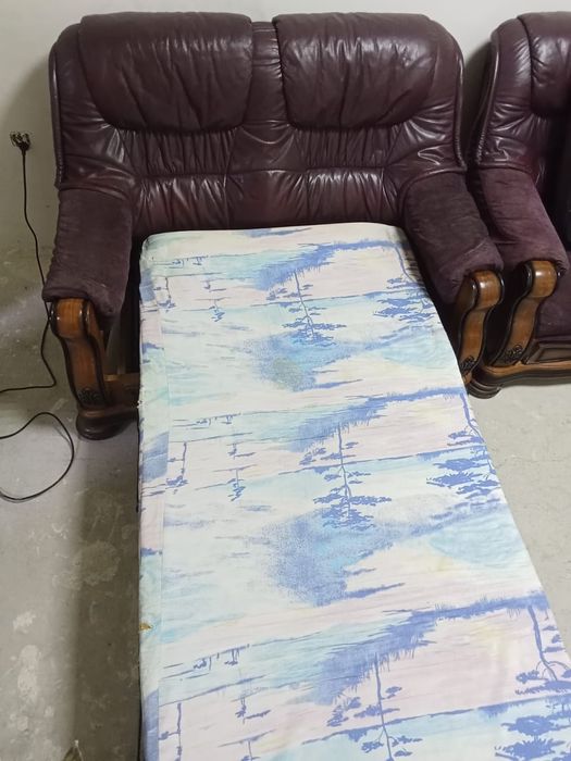 Срочно продам два дивана и кресло