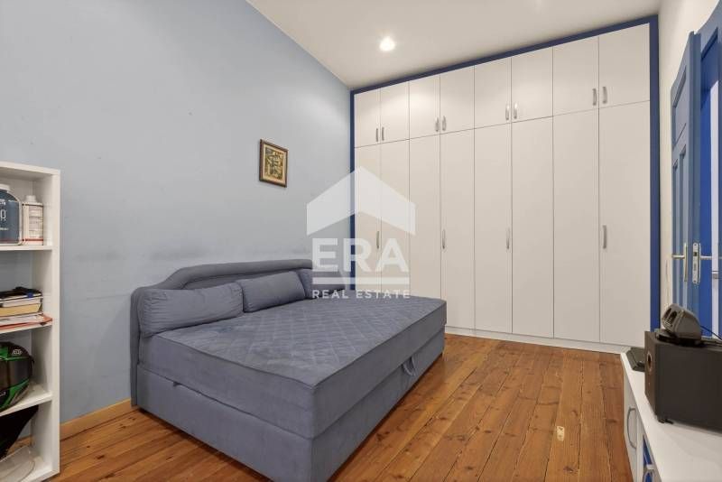 Тристаен, ексклузивен, обзаведен апартамент за продажба, представляващ