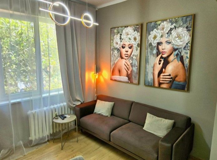 Продава се Тристаен апартамент в София, Център - 68 кв.м за 4044 €/кв.м - Снимка #2