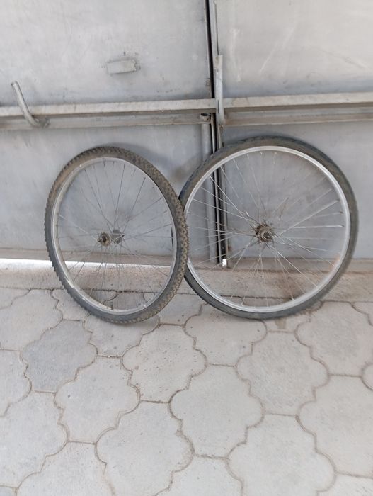 Продам колесо переднее 26 размер.