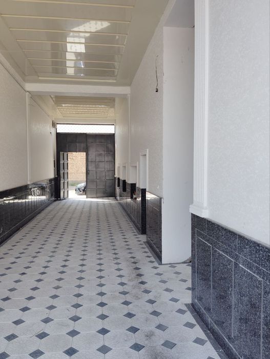 3 каватли 6 сотихли участка сотилади
8 хона 
4 та санузил 
3 уровен 
8