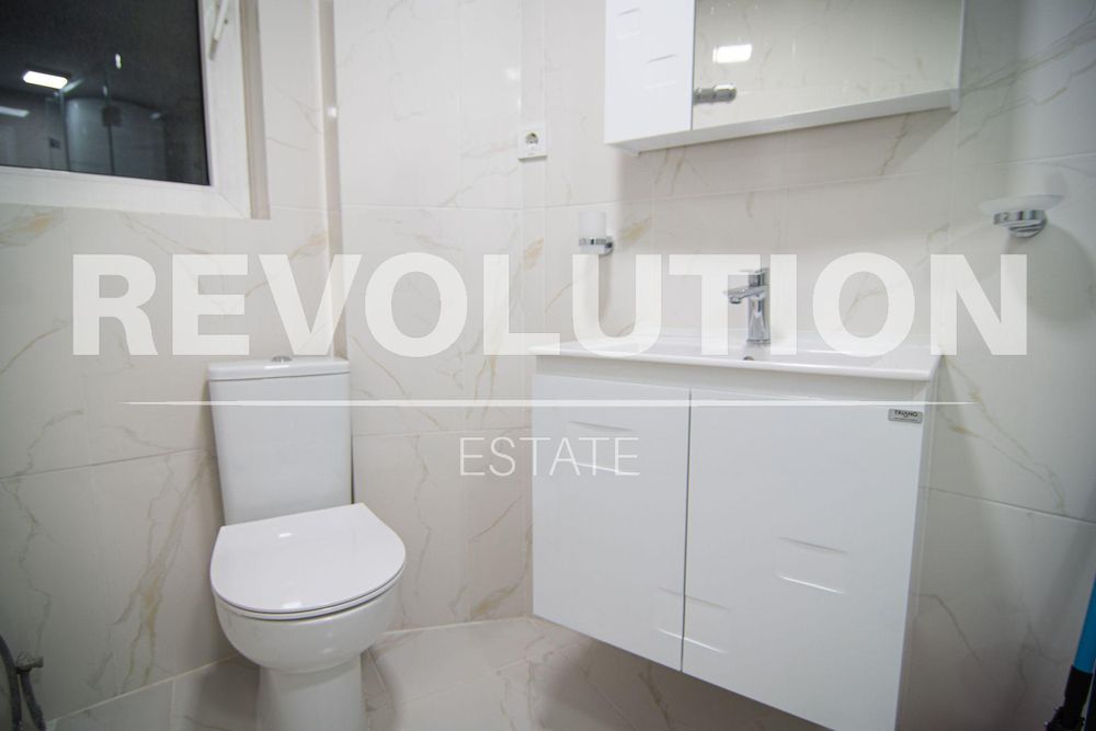 Дава се под наем Тристаен апартамент в Пловдив, Център - 150 кв.м за 1994.61 € - Снимка #8