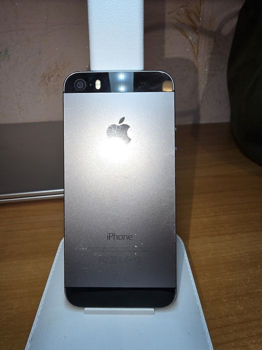 Продам айфон 5s  экран разбитый