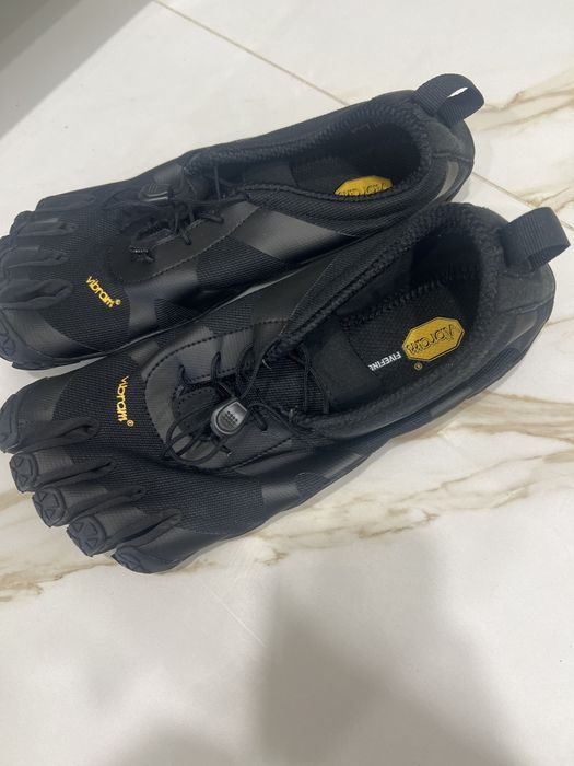 Продам обувь vibram .