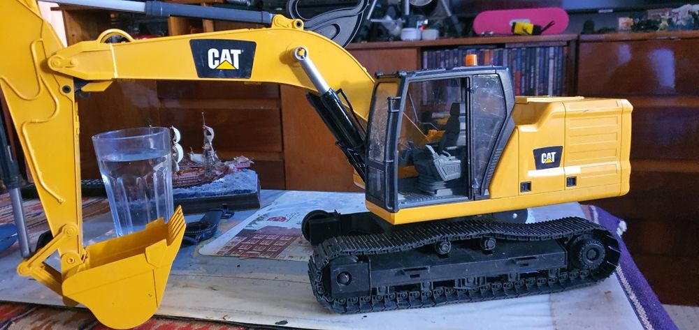 Obiecte decorative machete de colecție.  Excavator, tractor și o lamă