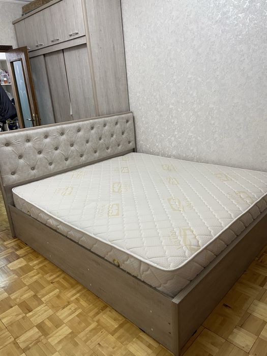 Продаю двуспальную кровать с матрасом 180/200