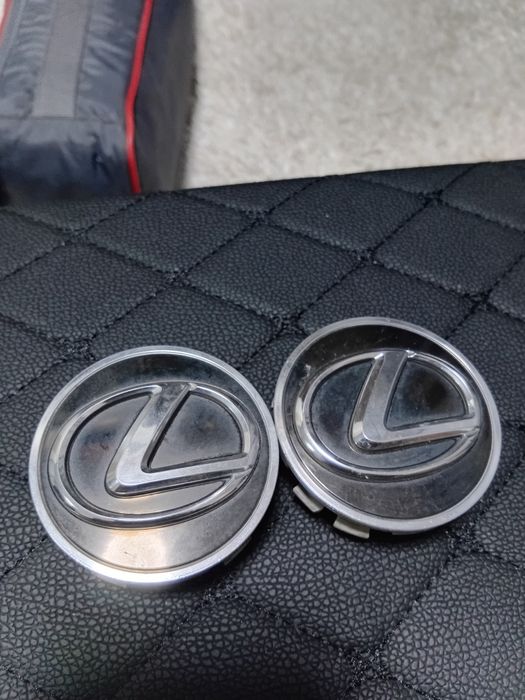 Центральные колпачки оригинал Toyota Lexus