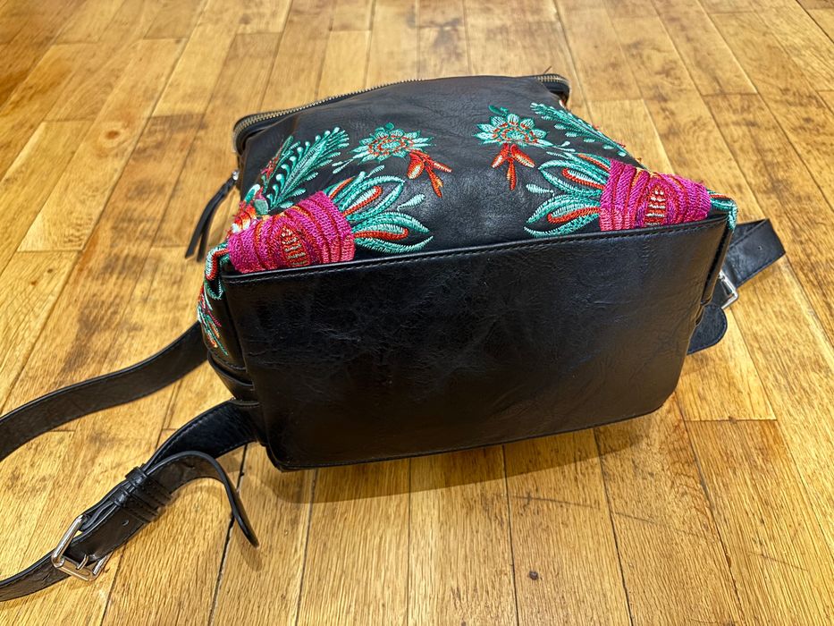 Desigual черна кожена раница с бродерия цветя