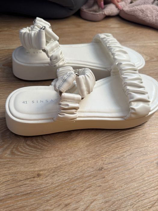 Дамски бели сандали