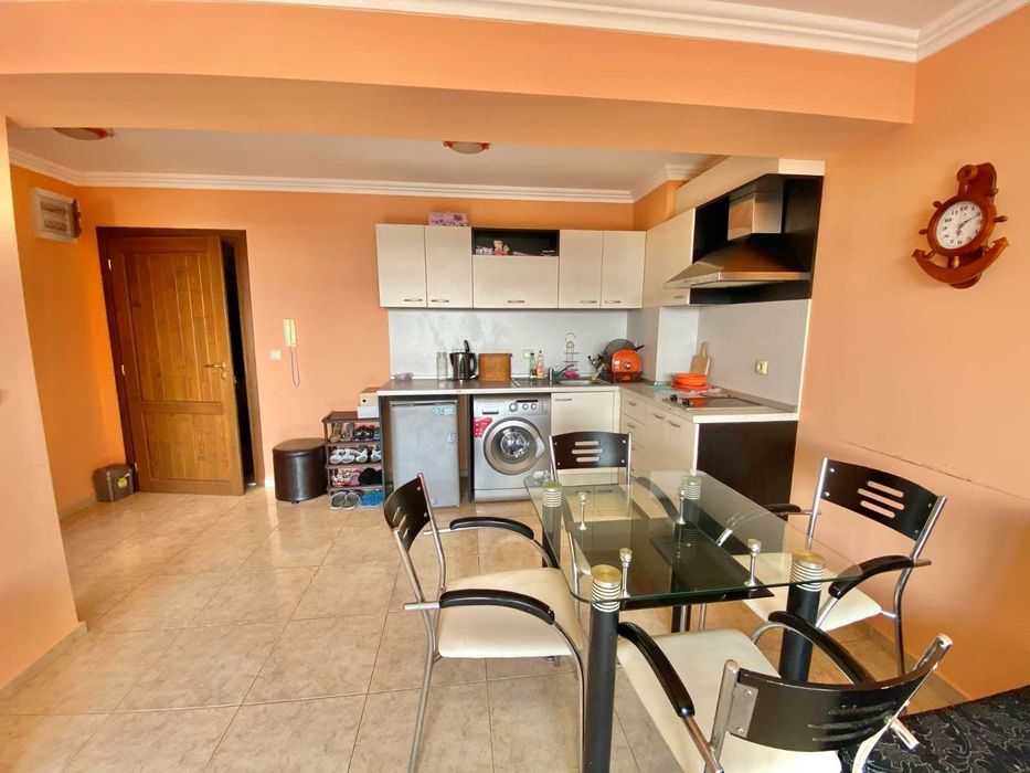 Двустаен апартамент на метри от плажа в к-с "Лазур 5"