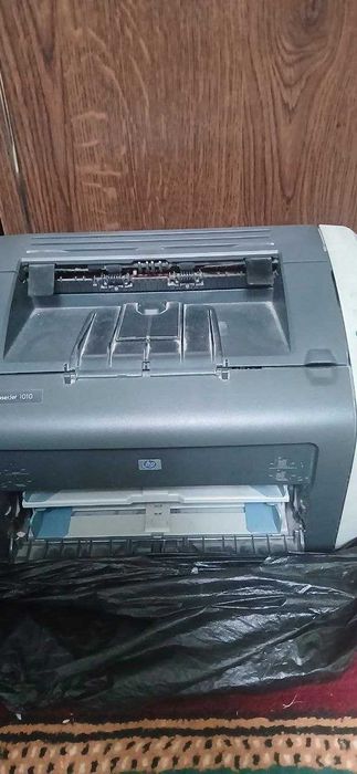 Продаю  принтер HP1010