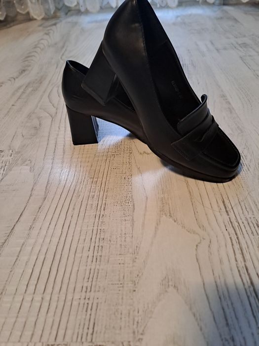 Пролетни обувки на ток