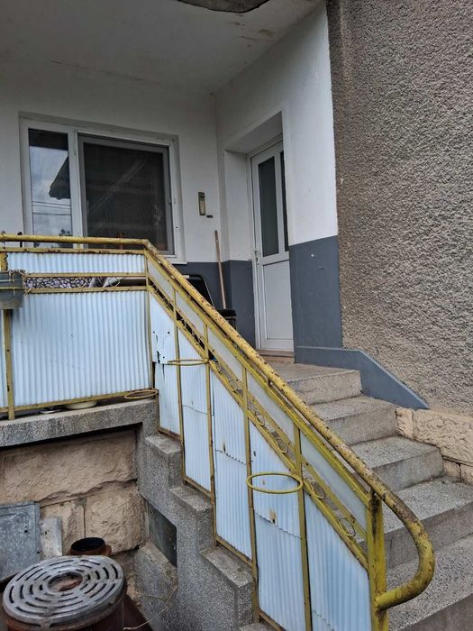 Продавам къща с двор гараж и стопанска постройка