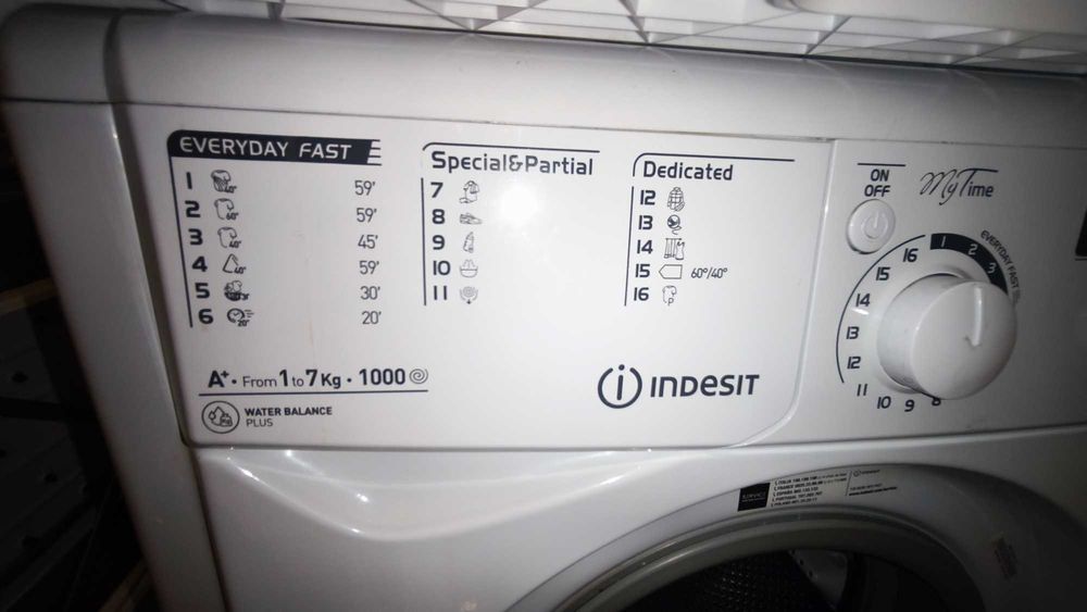 Продавам пералня Indesit