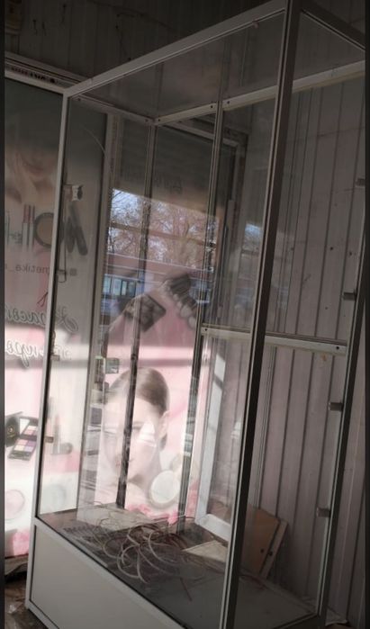 Витрина стеклянныи 2 метр