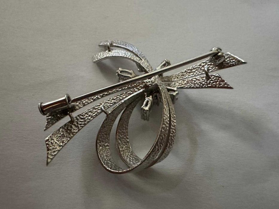 Broșă din aur alb, decorată cu diamante
