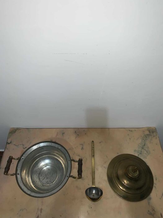 Vas din alama cu ornament bronz