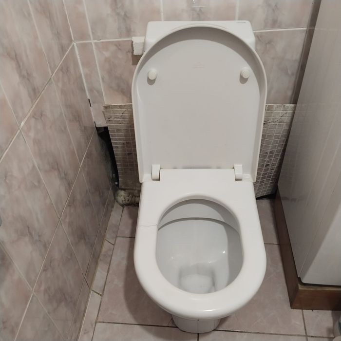 Унитаз обычный  продам с бочком