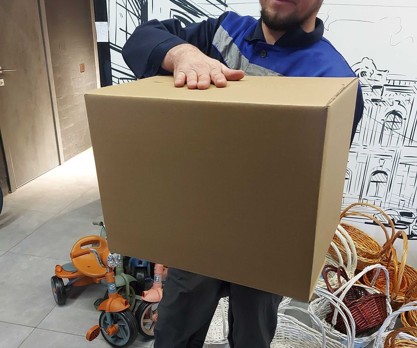 Новые картонные коробки для переезда и транспортировки вещей. Посылка.