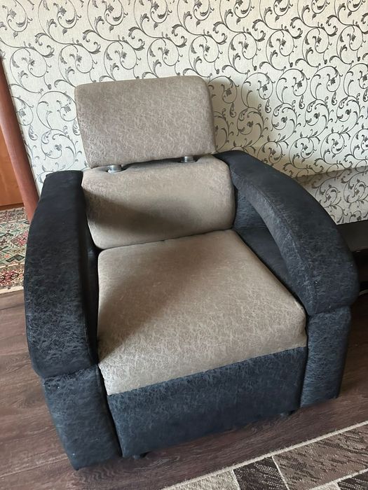 Продаётся угловой диван вместе с креслом .