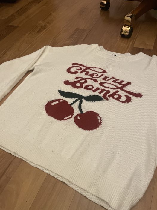 Пуловер cherry bomb