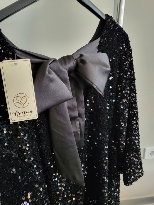 Кадифена рокля с пайети и сатенена панделка