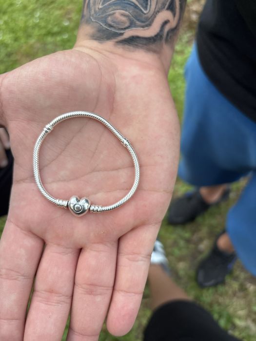 Продавам гривна Pandora 17ст