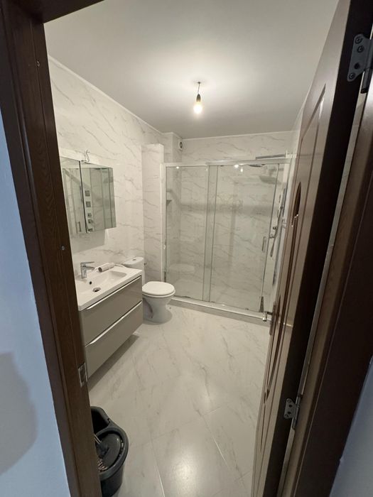 Închiriez apartament 2 camere, balcon și parcare – zonă cu toate facilitățile, lângă stație