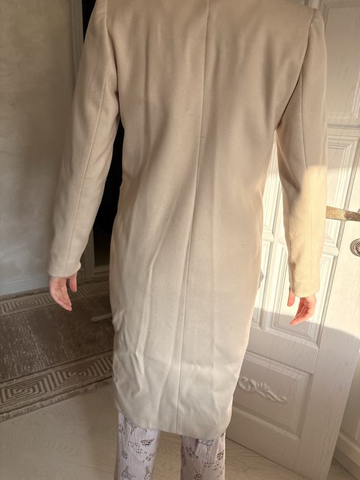 Пальто молочного цвета