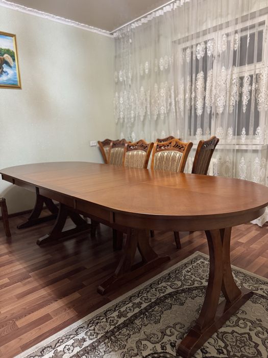 Продаётся стол и 12 стульев. Цена окончательная (стол+12 стульев)
