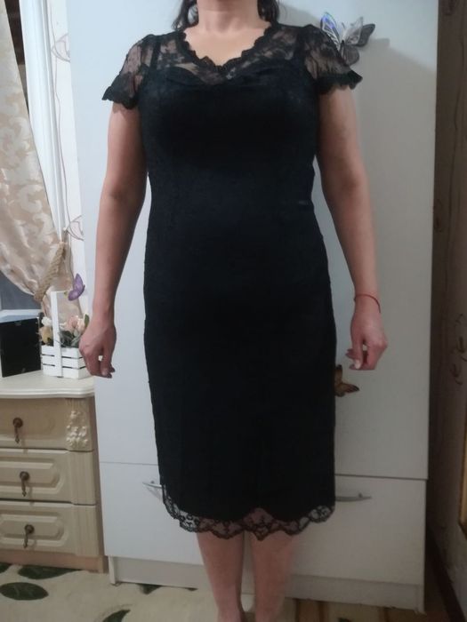 Гипюровое чёрное платье.