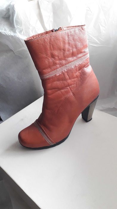 Продавам Дамски боти обувани два пъти в отлично състояние.