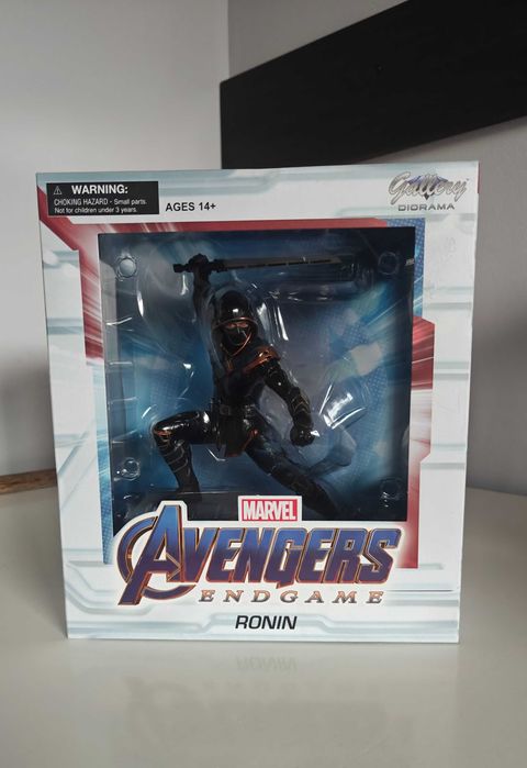 колекционерска фигура Diamond Select Marvel's Avengers - Hawkeye Ronin