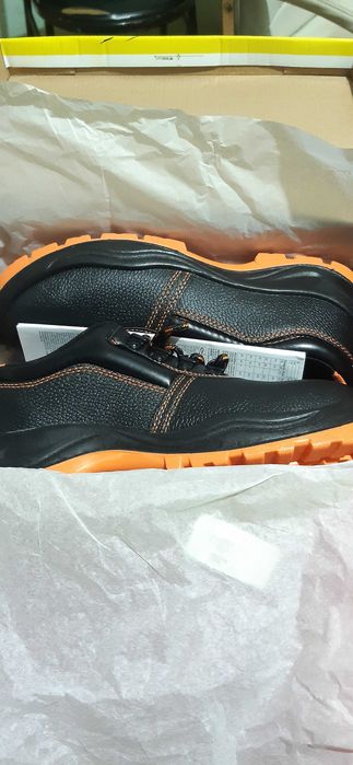 Обувки с метални бомбета.