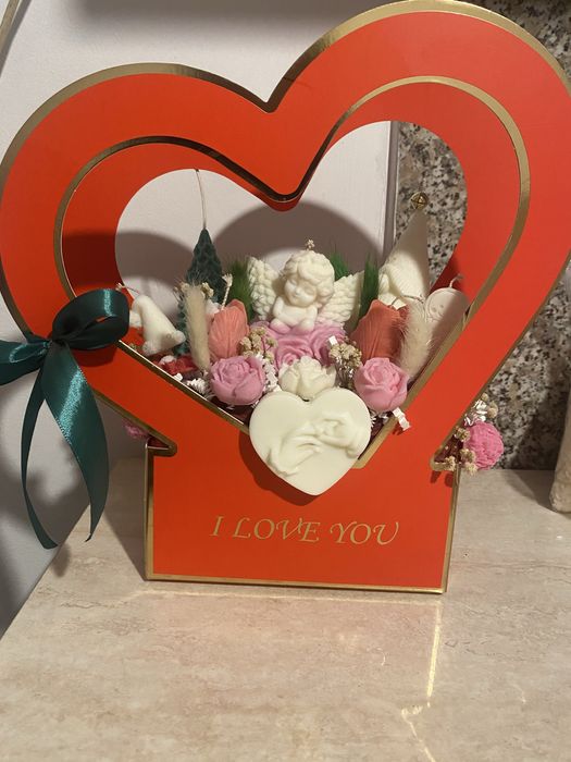 Realizez decoratiuni handmade din ceara naturala